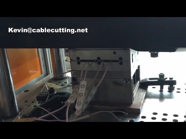 垂直式LED燈泡塑膠射出成型機｜燈具外殼與燈串零件高效製造設備