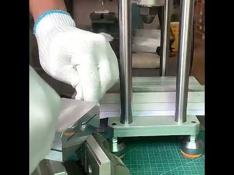 卓上縦型プラスチック射出成形機 50g｜USBプラグ成形に最適な小型機